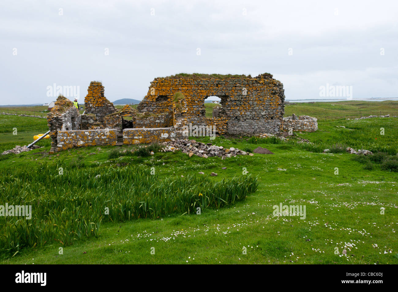 Le rovine del tredicesimo secolo Teampull na Trionaid chiesa a Carinish sul delle Ebridi isola di North Uist Foto Stock