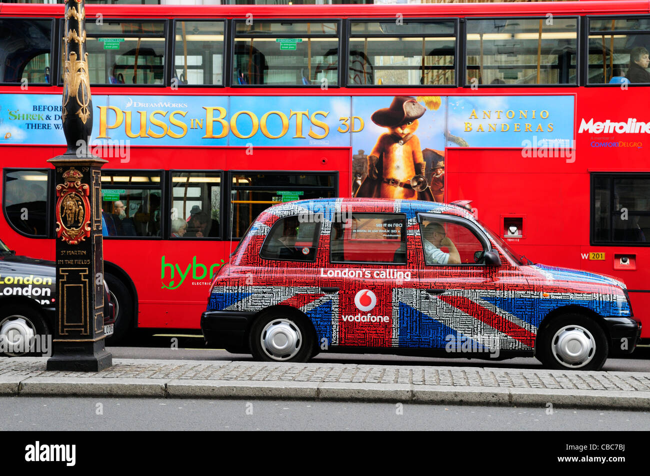 London Bus e Taxi, Strand, Londra, Inghilterra, Regno Unito Foto Stock