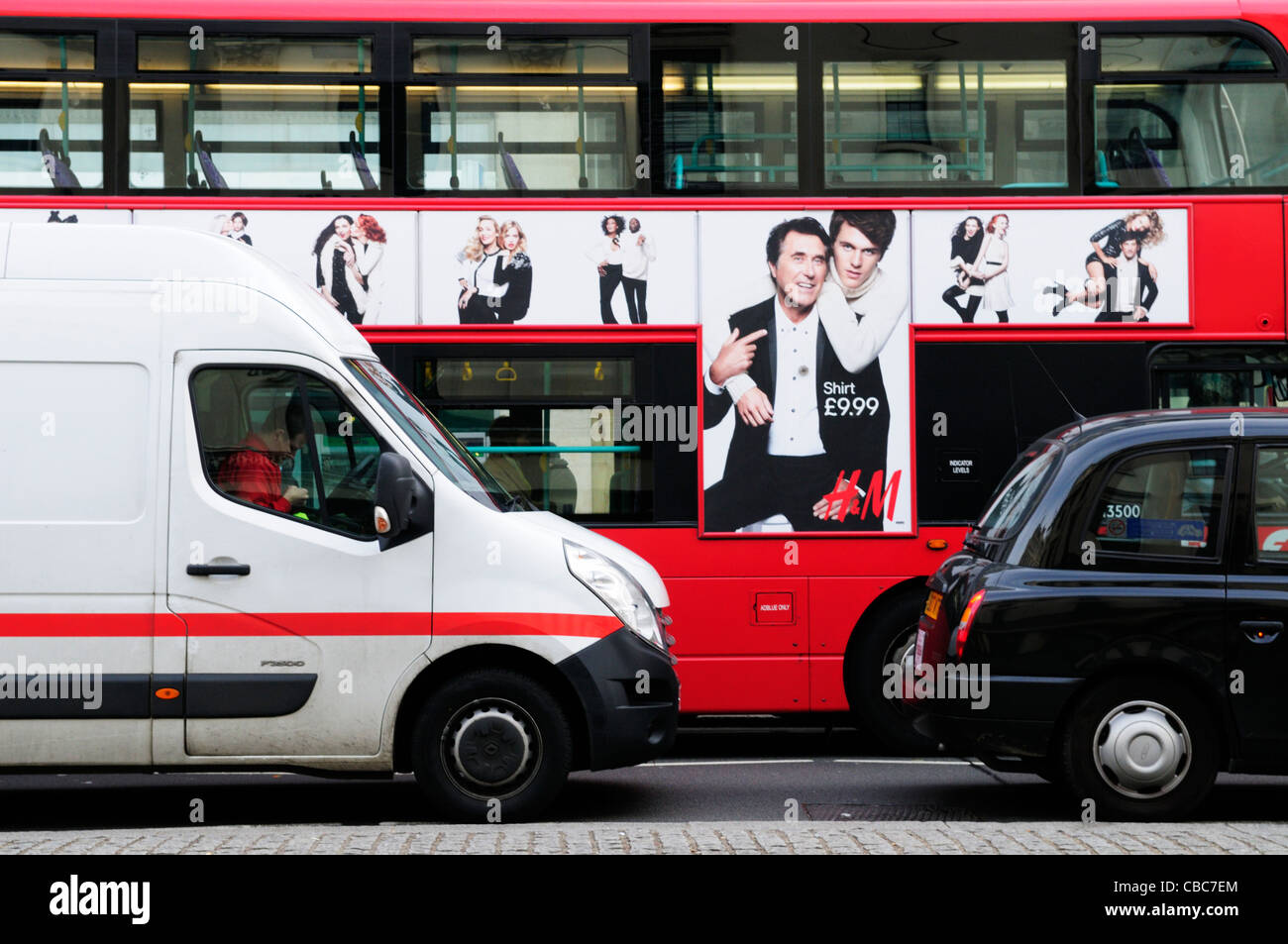 London Bus, Bianco Van e Taxi, Strand, Londra, Inghilterra, Regno Unito Foto Stock