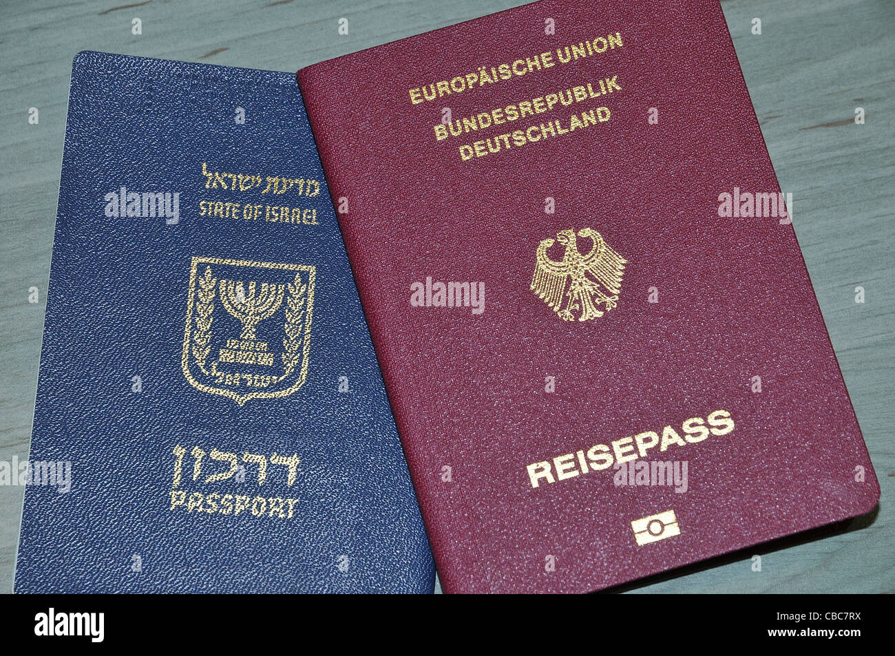 Il tedesco e il passaporto israeliano su sfondo bianco Foto Stock