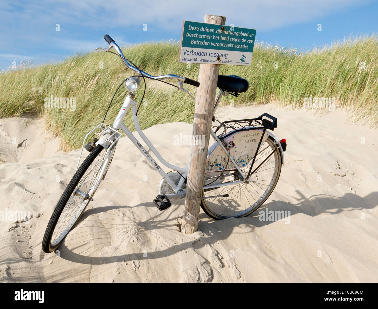 Una bicicletta sulle dune protette a Nieuw-Haamstede, Kop van Schouwen, Schouwen-Duiveland, Zeeland, segno avverte contro la trasgressione. Foto Stock