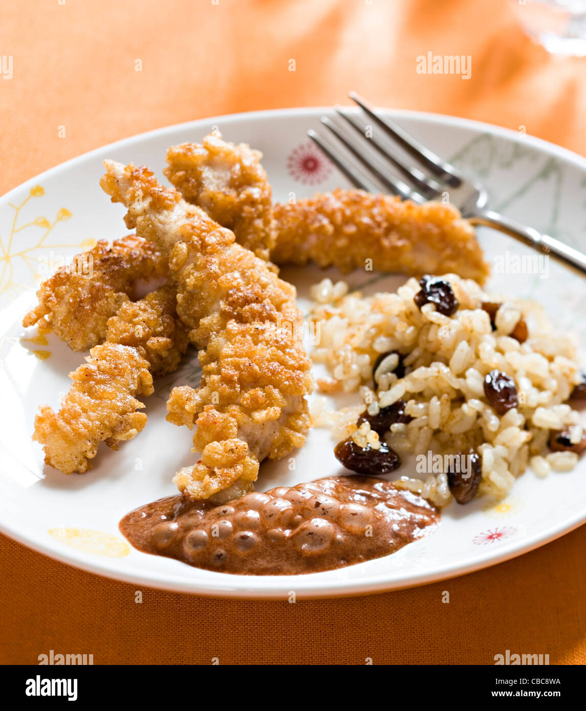 Riso soffiato impanati dita di pollo con salsa di cacao Foto Stock