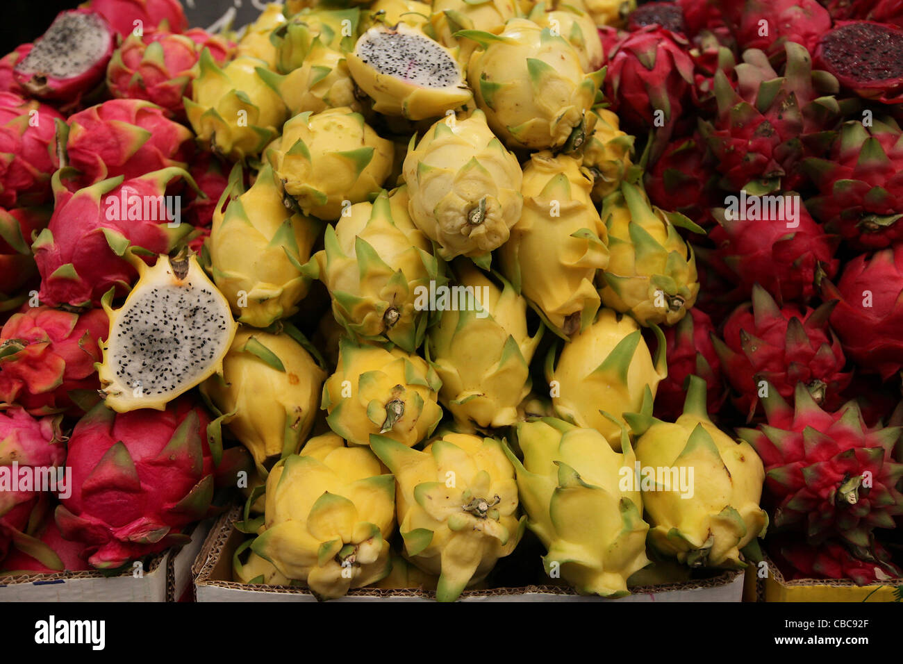 Un mercato di vendita di stallo giallo e rosso pitaya Foto Stock