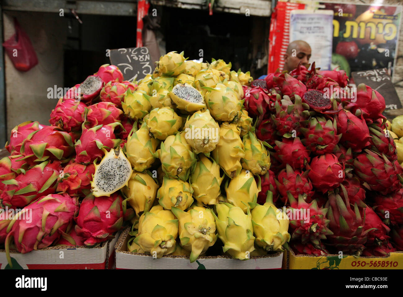 Un mercato di vendita di stallo giallo e rosso pitaya Foto Stock