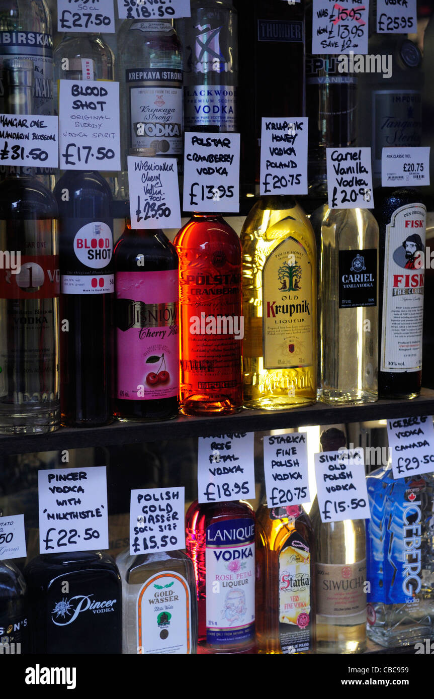 Bottiglie di vodka in vendita presso Gerry's vino e liquori, Old Compton Street, Soho, London, England, Regno Unito Foto Stock