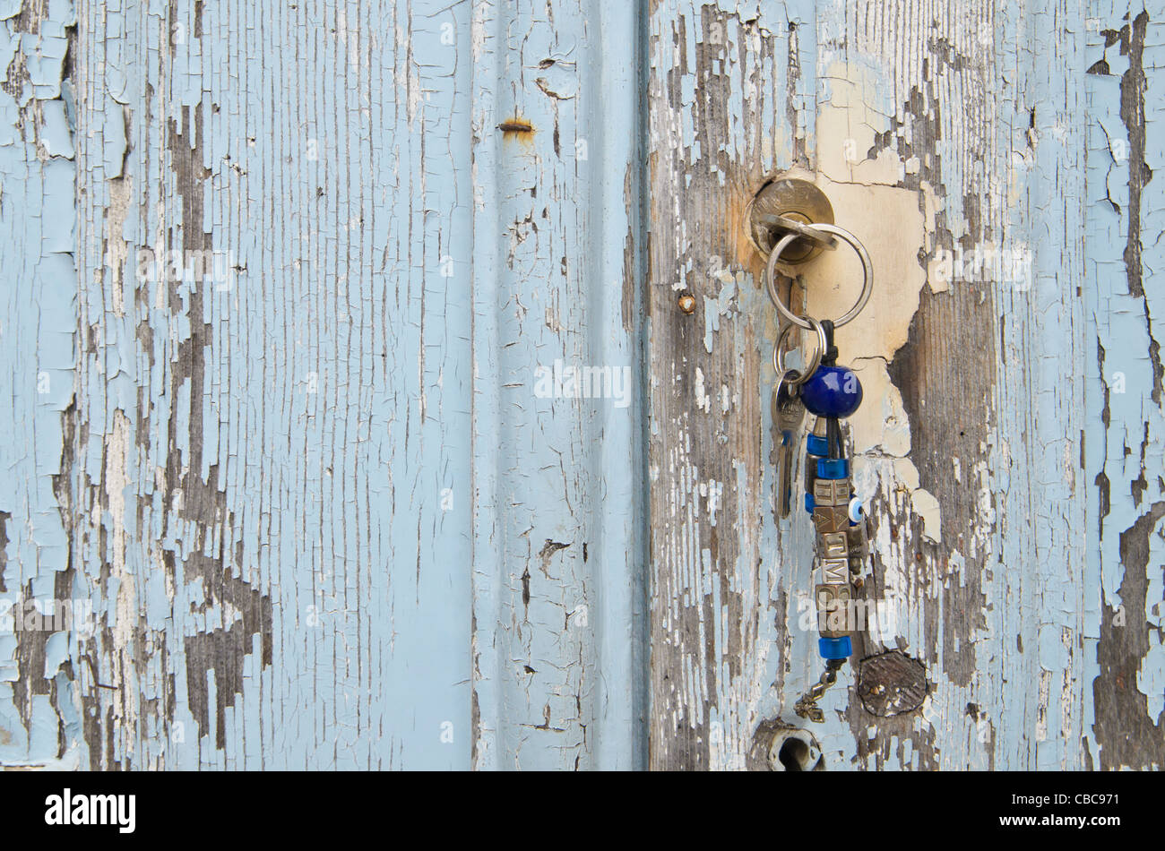 Una chiave su una catena con la parola Patmos in uno spiovente porta blu su Patmos Island, Grecia Foto Stock