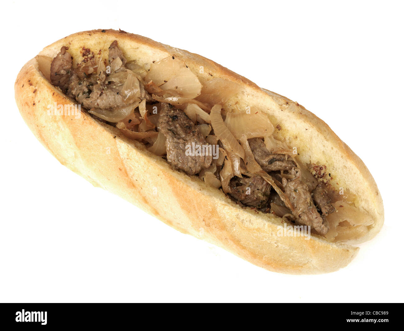 Preparato di fresco Bistecca di fritte e cipolla Roll servito in una bianca morbida stile sottomarino Pane contro il bianco con un tracciato di ritaglio e nessun popolo Foto Stock