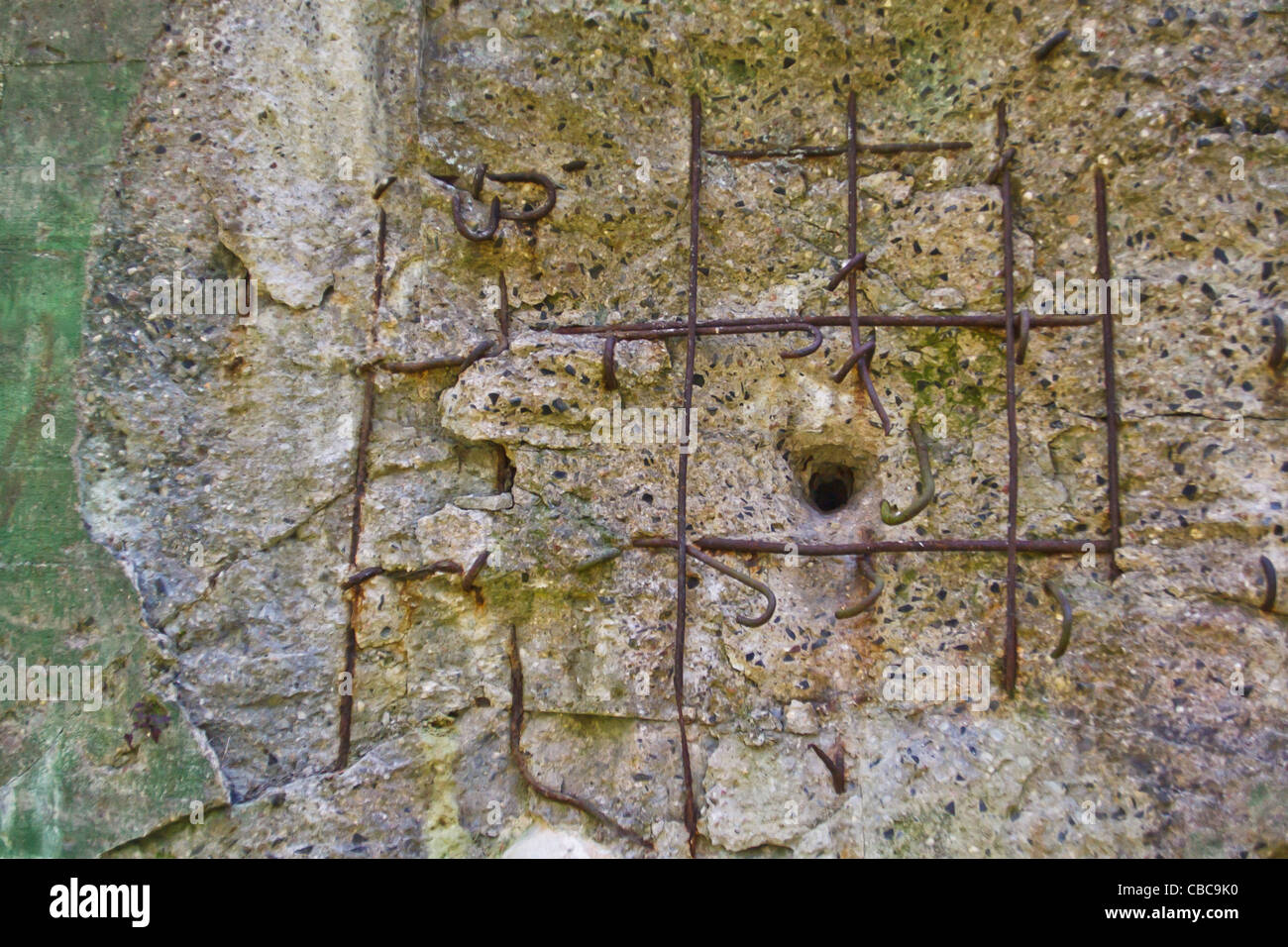 La fortificazione Miedzyrzecz regione. Close-up di un proiettile foro nella parete in cemento armato di bunker. Foto Stock