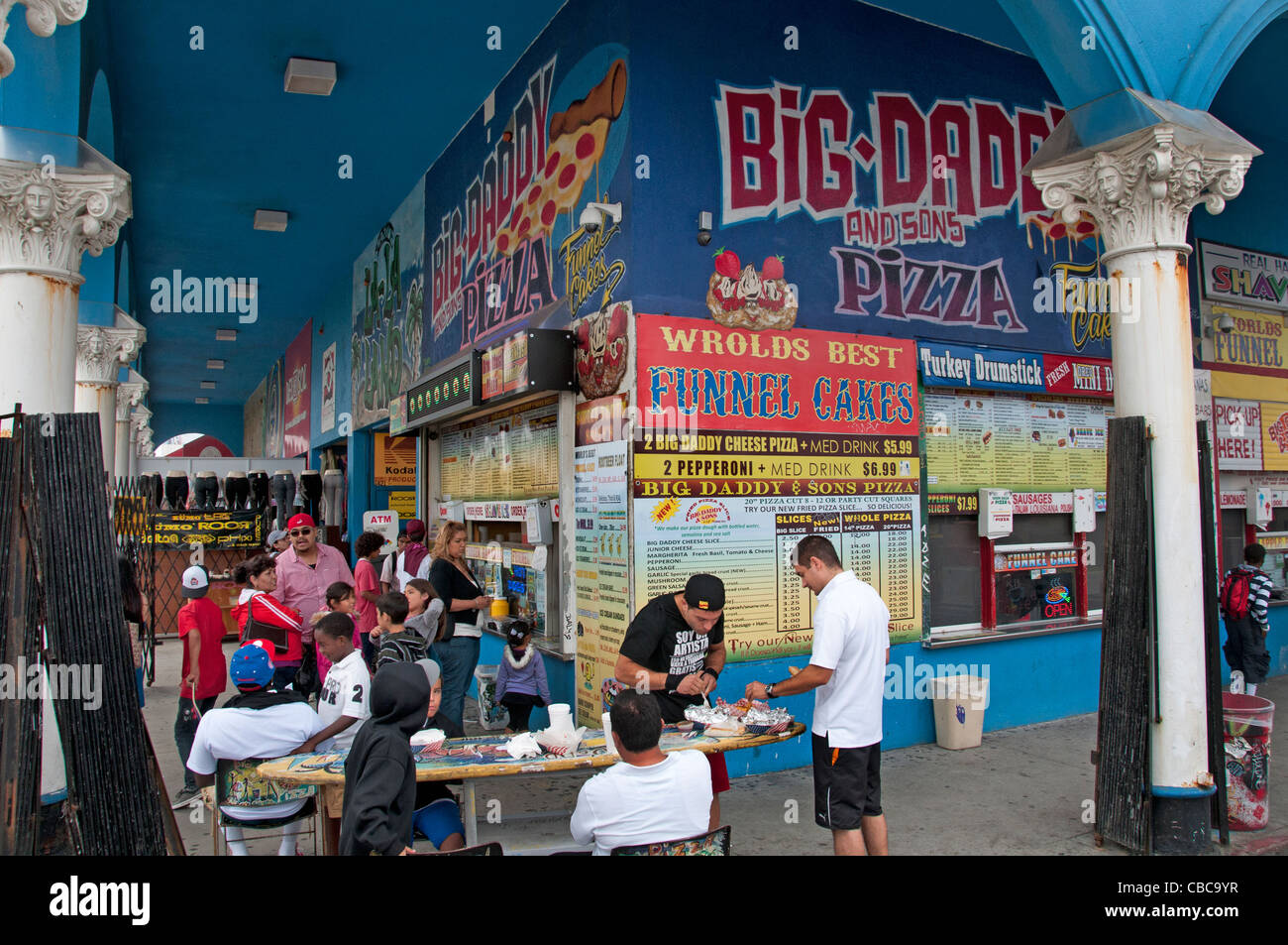 Il fast food Burger Pizza Venice Beach California imbuto torte Stati Uniti Los Angeles Foto Stock