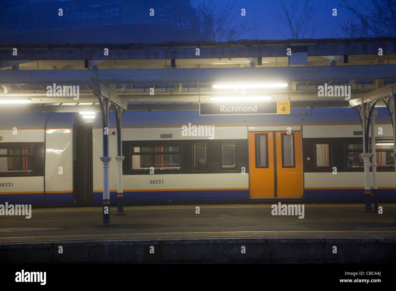 Con il treno alla stazione di Richmond nella nebbia Foto Stock