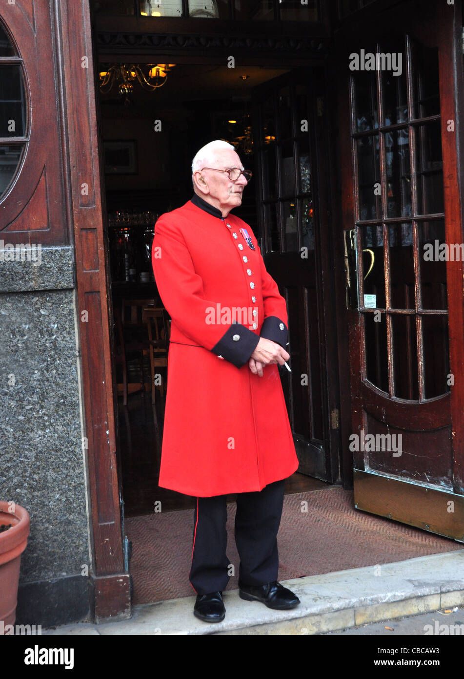 Un pensionato di Chelsea al Pub Albert in London Victoria Street Foto Stock