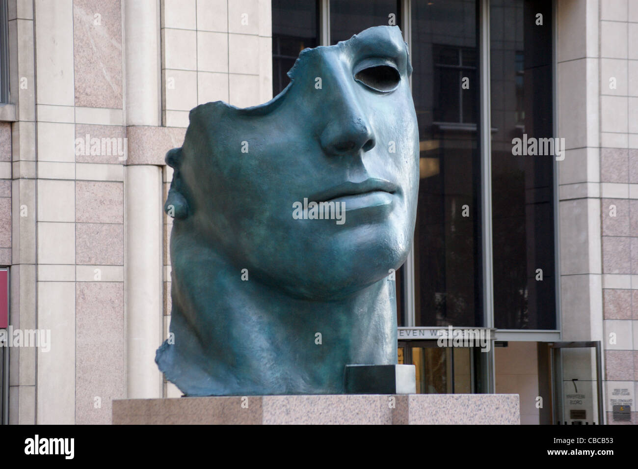 Igor Mitoraj scultura "Centurione', Canary Wharf, Docklands, Londra, Inghilterra Foto Stock