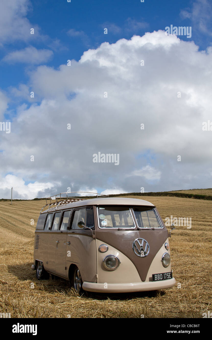 In posizione abbassata per il 1966 Split Screen VW Camper, preso in un cornfield in Cornovaglia in una giornata di sole Foto Stock