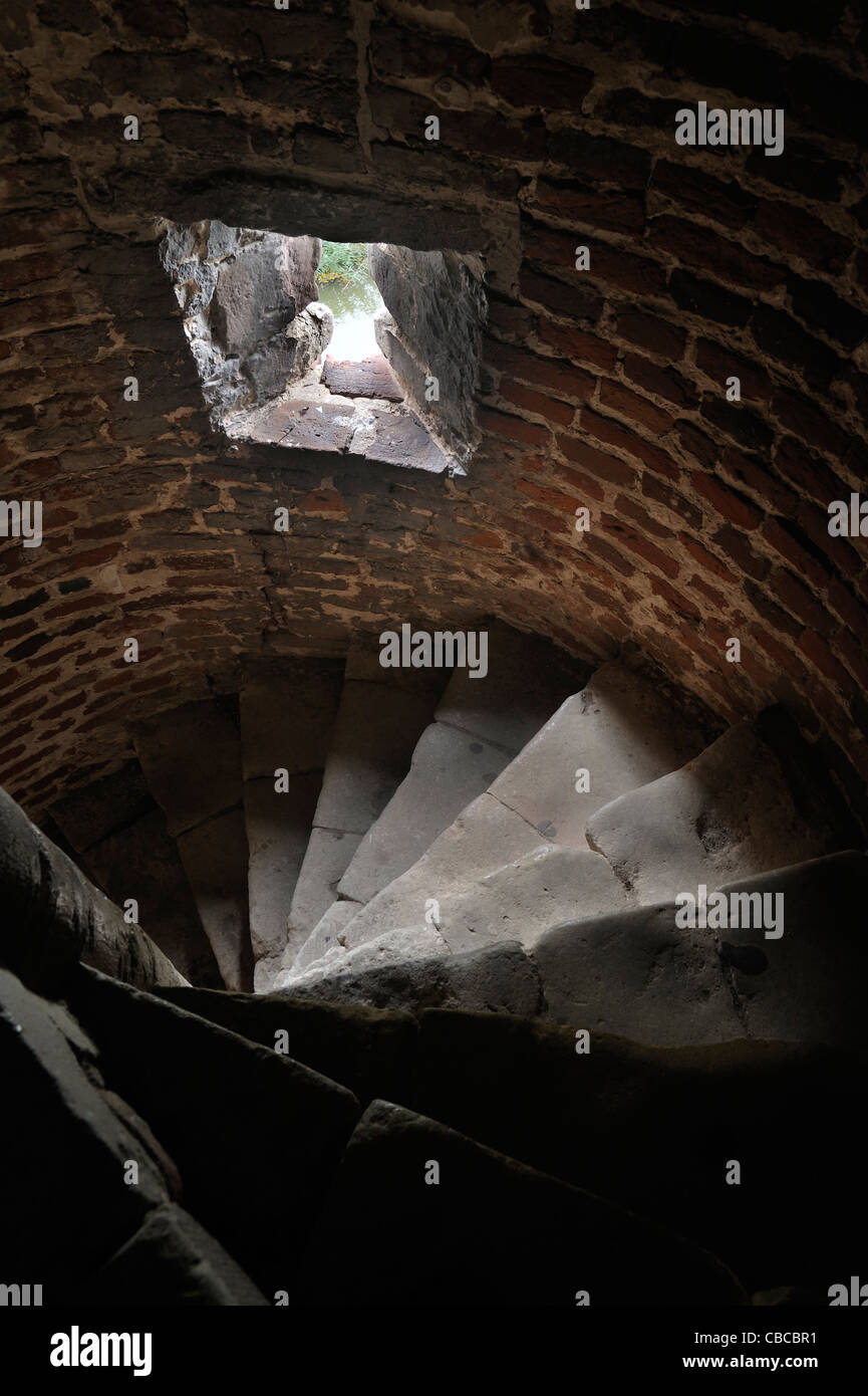 Pietra stretta scalinata a spirale con lacuna del medievale castello di Beersel, Belgio Foto Stock