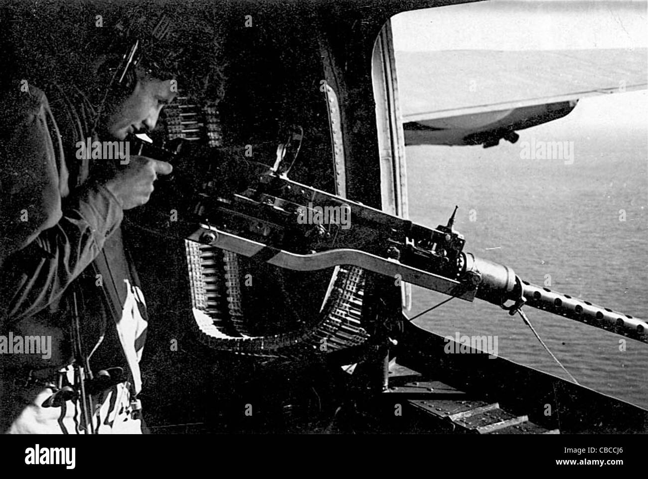 Gunne rmans sua M2 Browning .50' mitragliatrice in un WW11 USAAF Flying Fortress. Foto Stock