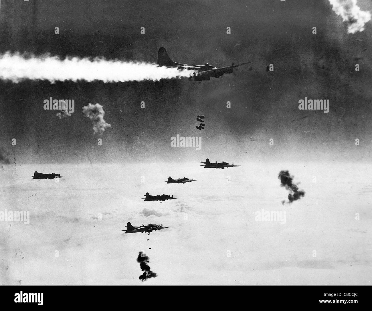 A WW11 USAAF B17 Flying Fortress bomber sul fuoco dopo essere stato colpito da Flak su una missione di bombardamenti sulla Germania. Foto Stock