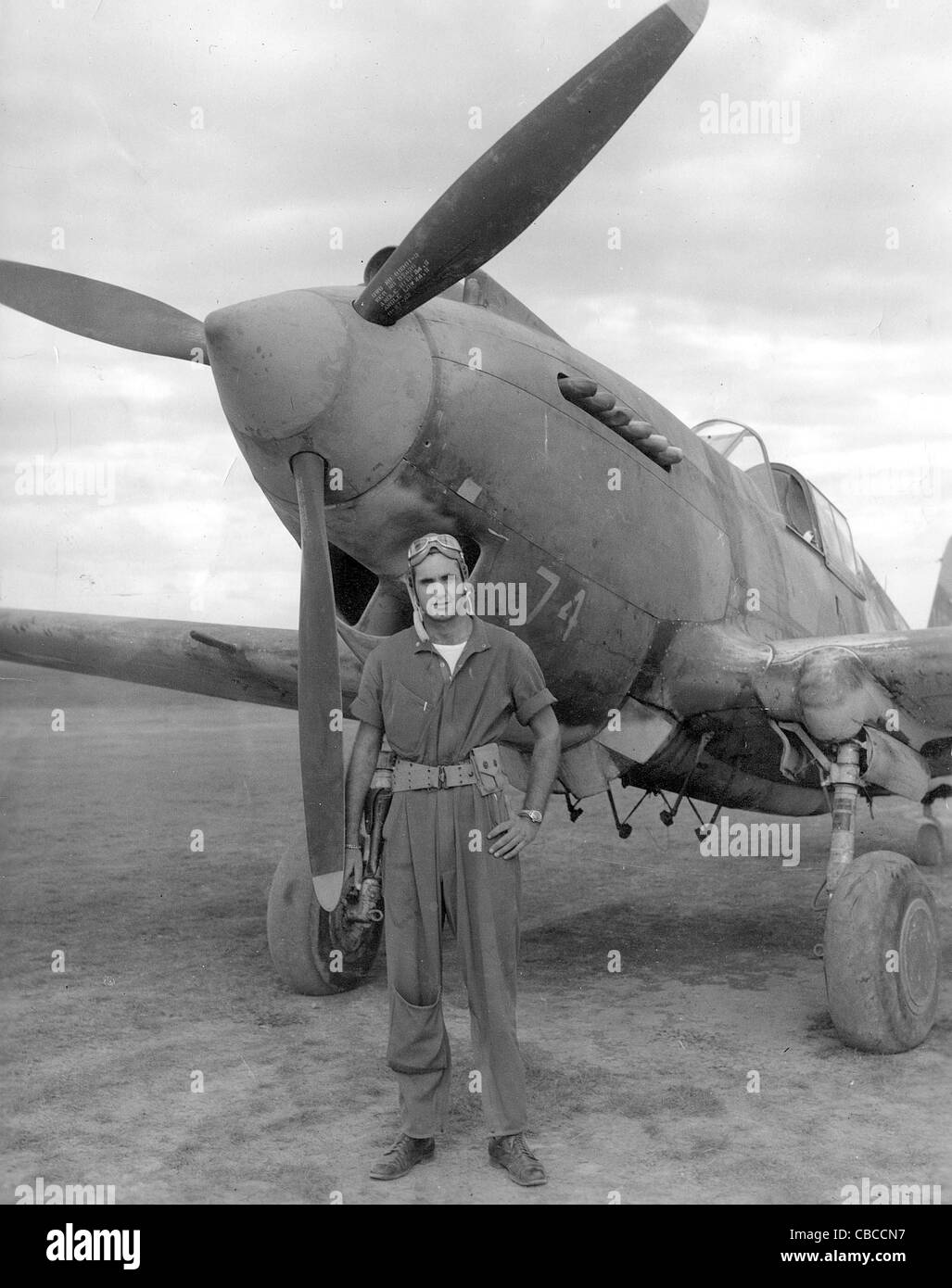 A WW11 USAAF Air force pilota con il suo Curtiss P40B Tomahawk Foto Stock