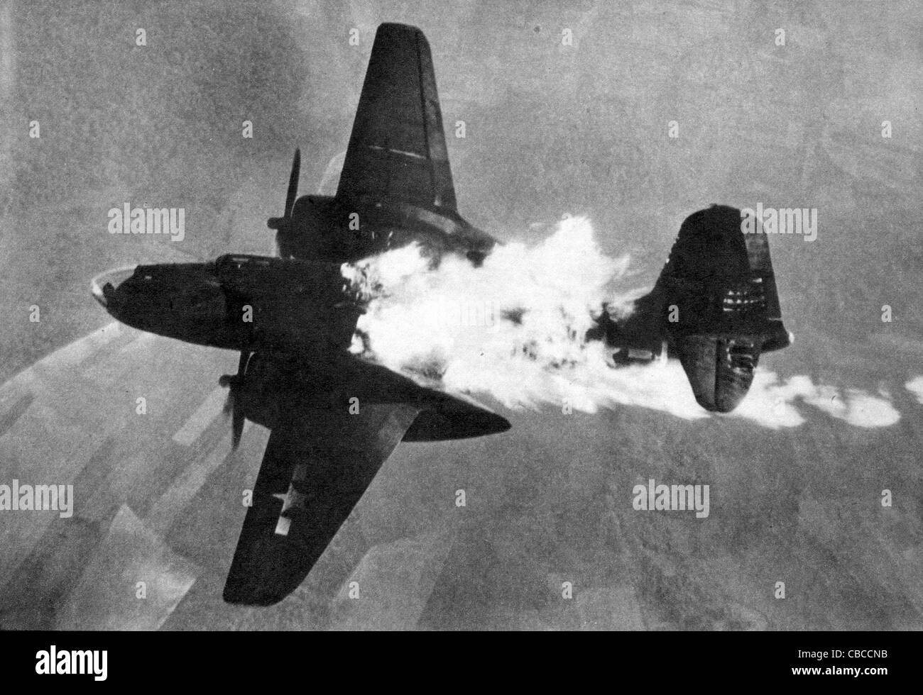 Un Douglas A20 Havoc ustioni dopo un colpo diretto da Flak Foto Stock