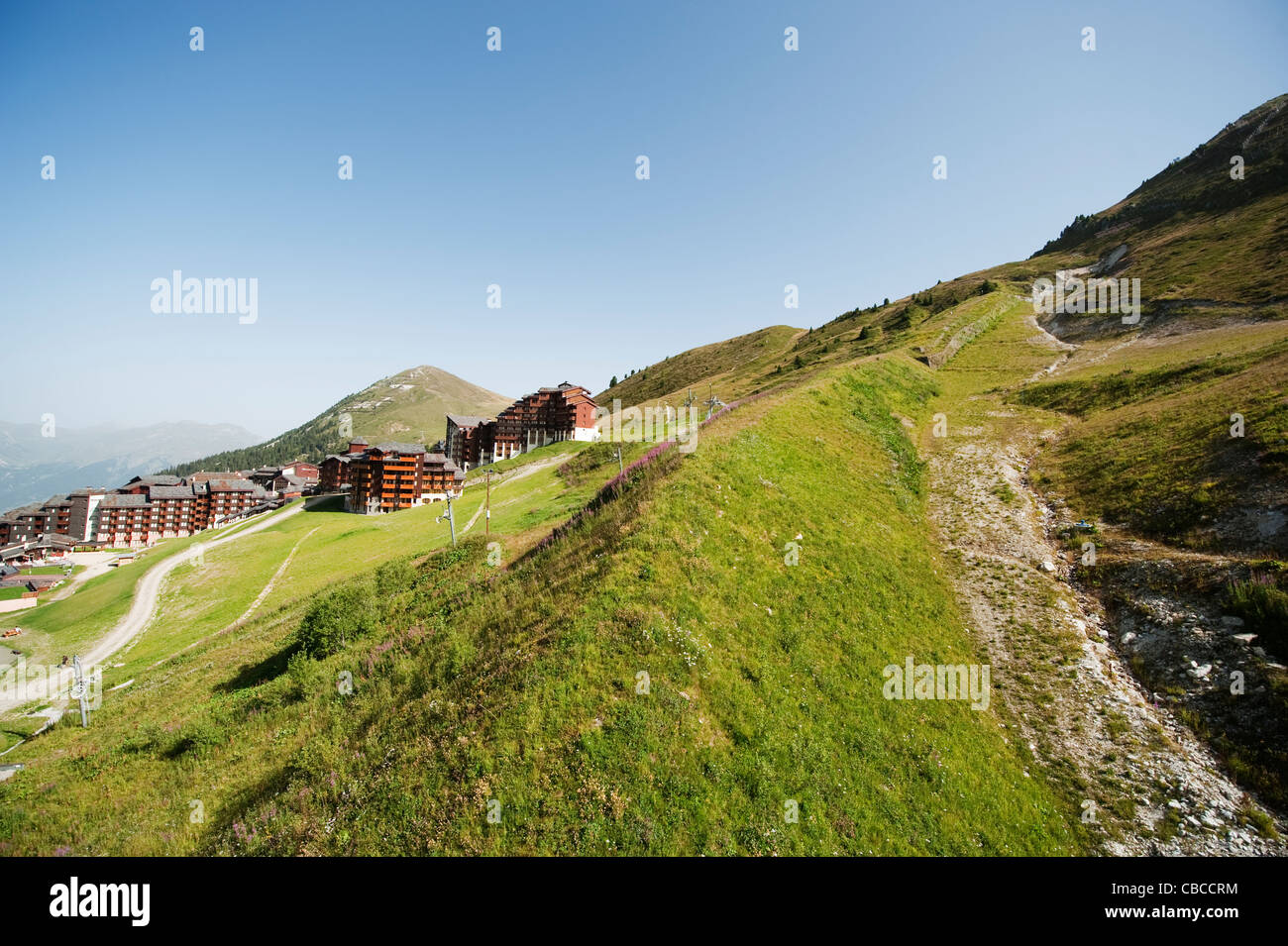 Protezione valanghe di lavori di sterro al di sopra del francese villaggio alpino di Belle Plagne in Tarentaise. Foto Stock