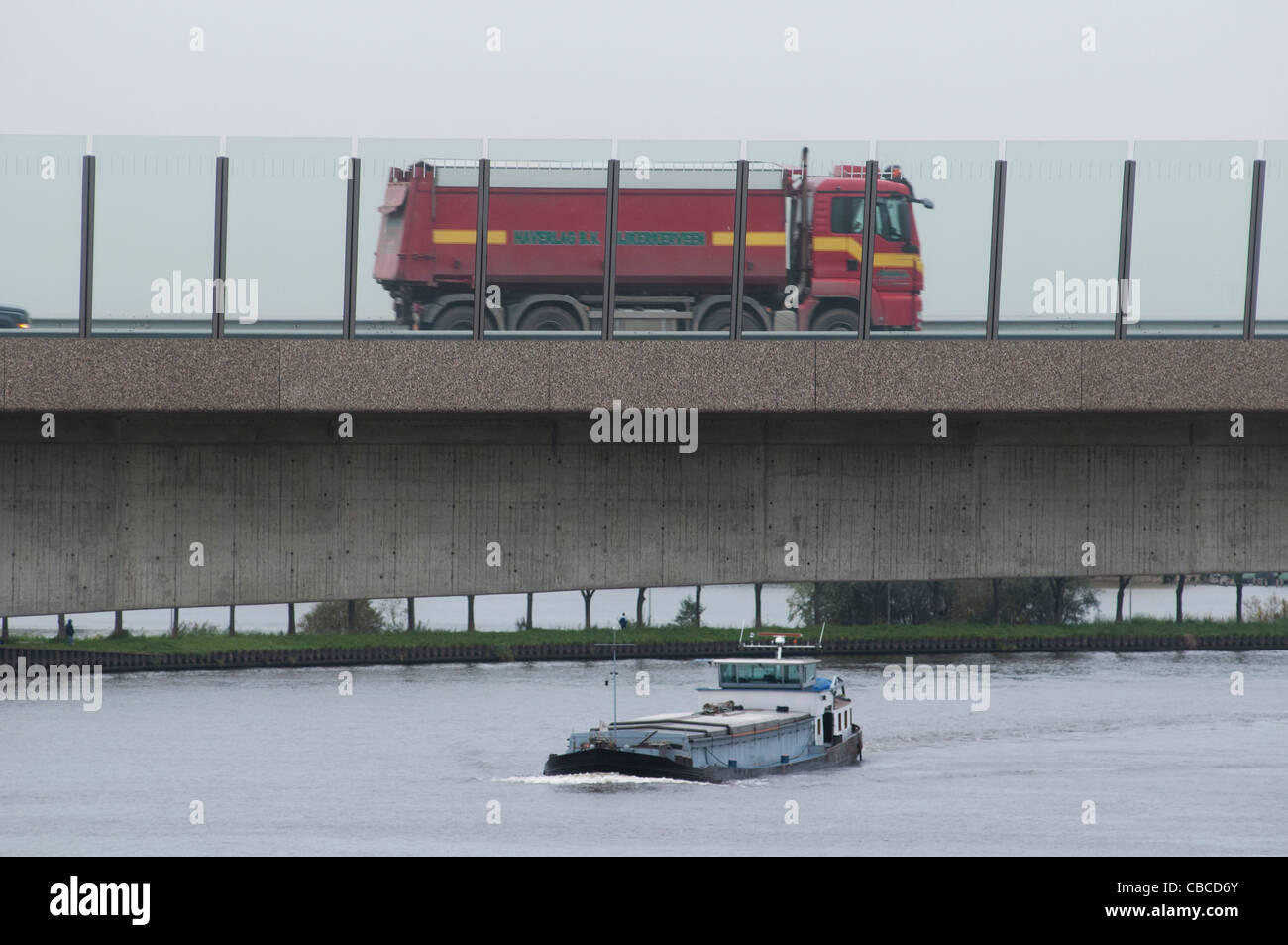 Autocarro pesante che attraversa il canale del Reno di Amsterdam, A10, Paesi Bassi Foto Stock