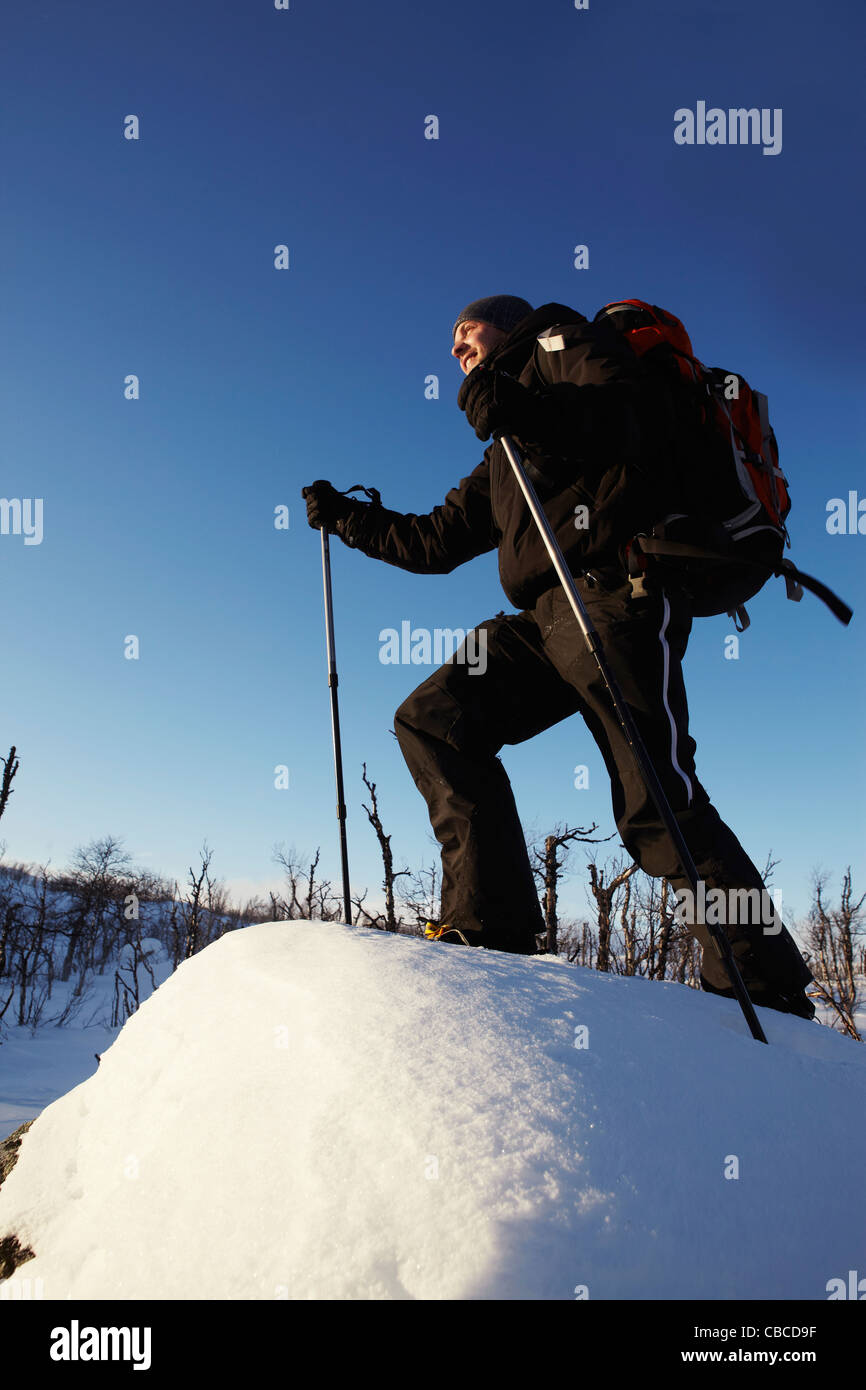 Cross-country sciatore a piedi nella neve Foto Stock