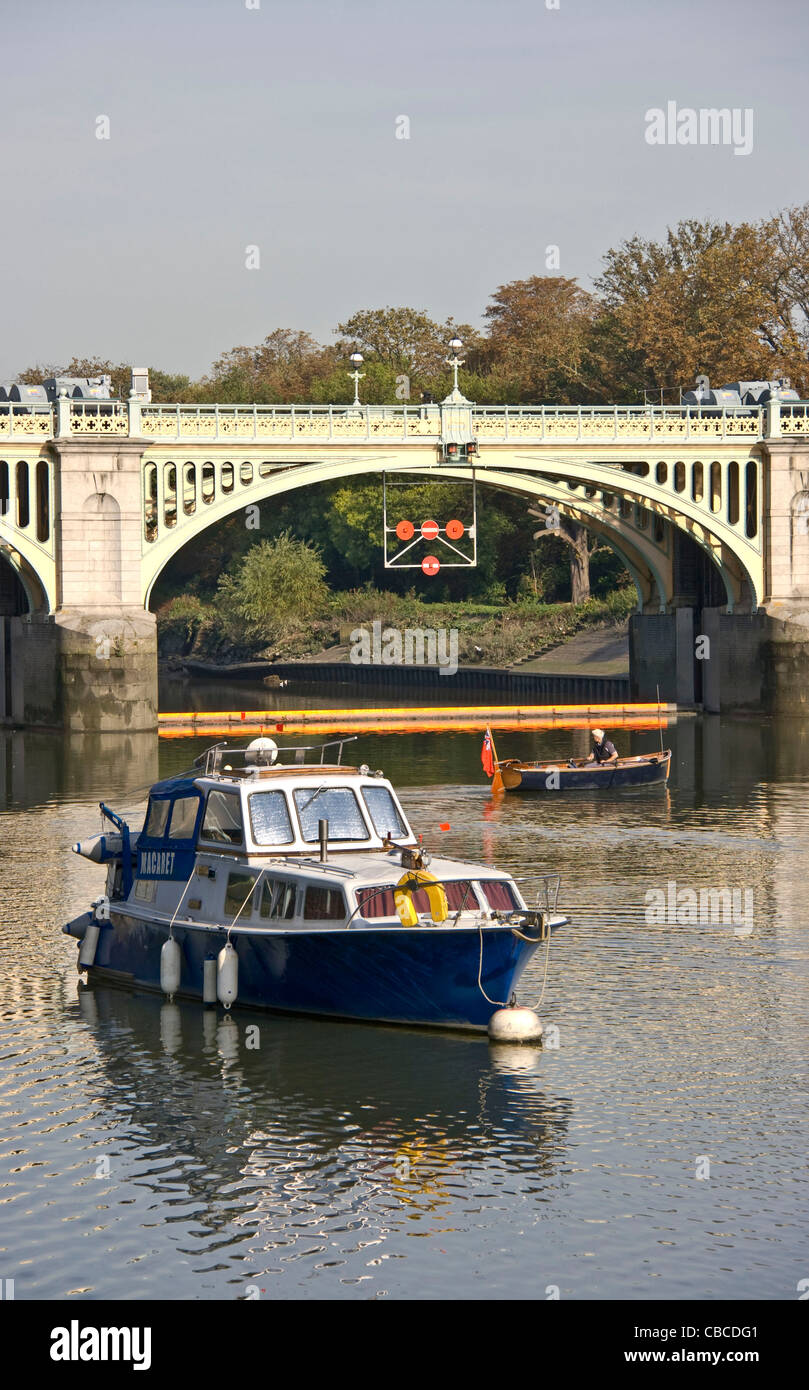 Grado 2 elencati Richmond bloccare il Footbridge e barche sul fiume Tamigi Richmond Surrey in Inghilterra in Europa Foto Stock