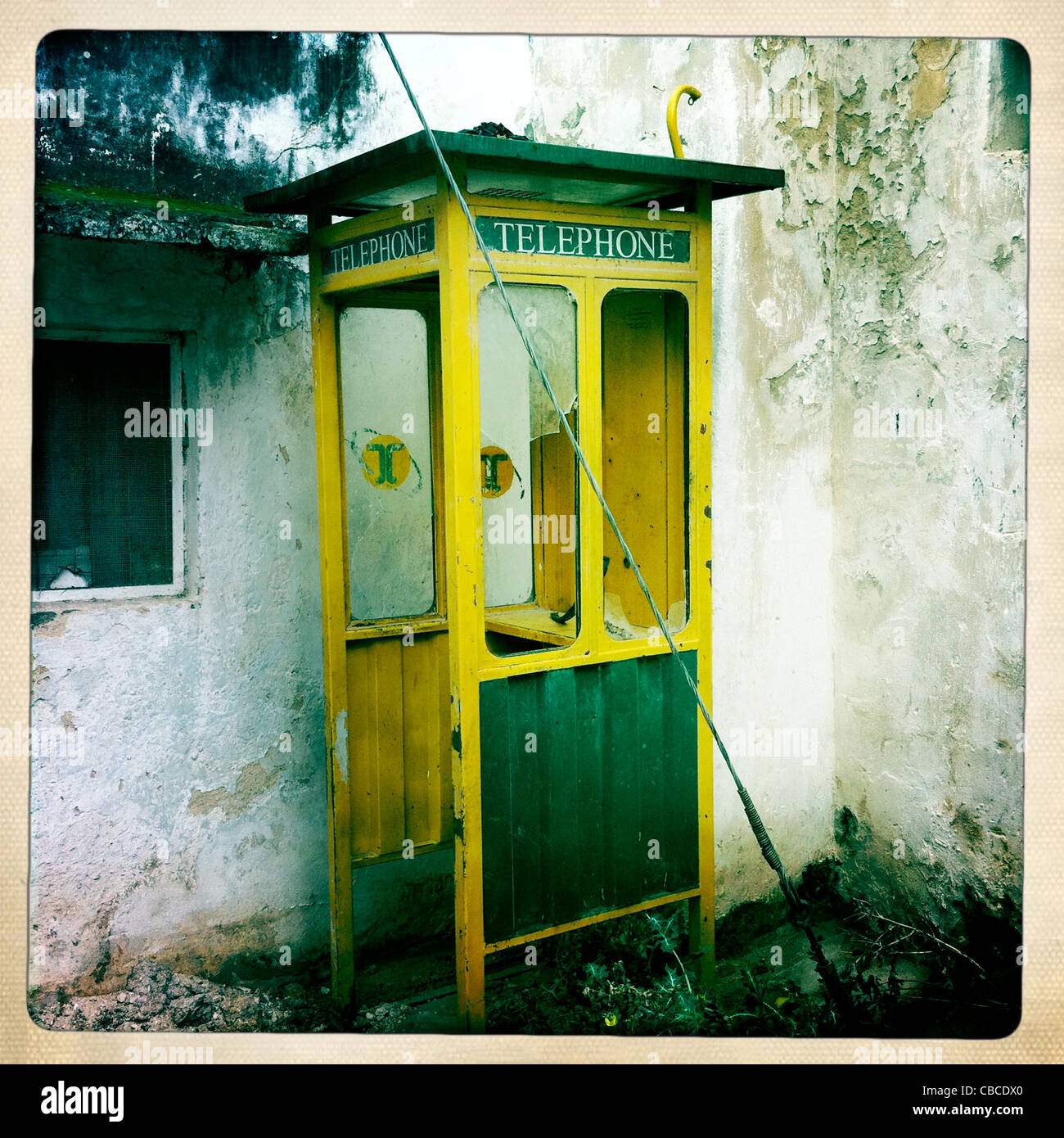 Il vecchio telefono pubblico, in una strada di Lamu, Kenya Foto Stock