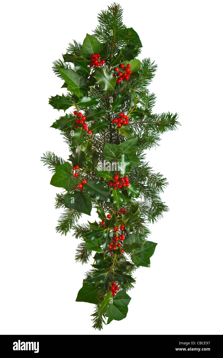 Foto di una retta ghirlanda di Natale con holly, bacche rosse, edera e abete rosso. Isolato su uno sfondo bianco. Foto Stock