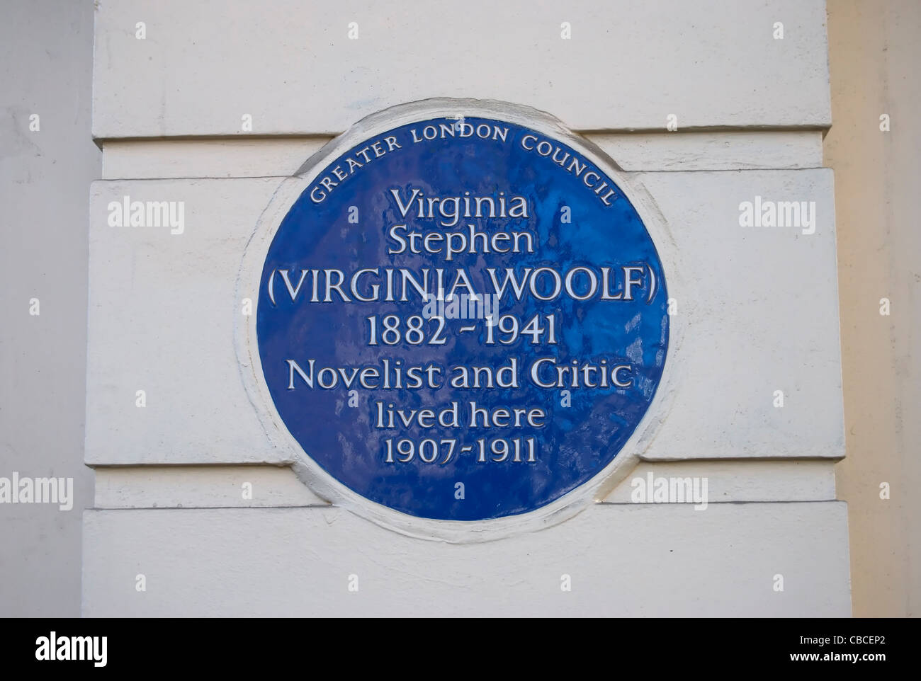 Targa blu la marcatura di una casa del romanziere e critico virginia Woolf, poi Virginia Stephen, fitzroy Square, Londra, Inghilterra Foto Stock
