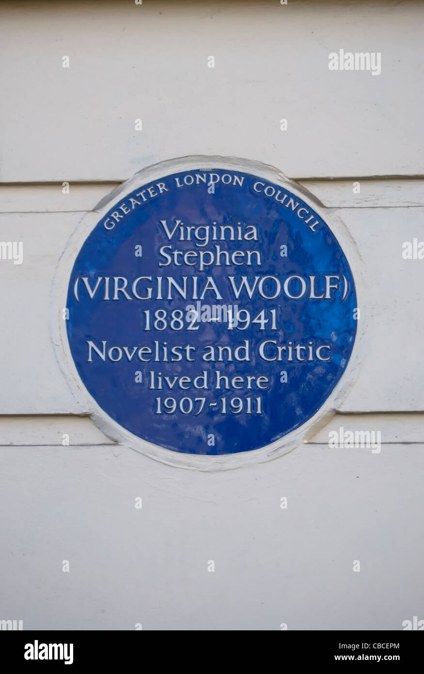 Targa blu la marcatura di una casa del romanziere e critico virginia Woolf, poi Virginia Stephen, fitzroy Square, Londra, Inghilterra Foto Stock