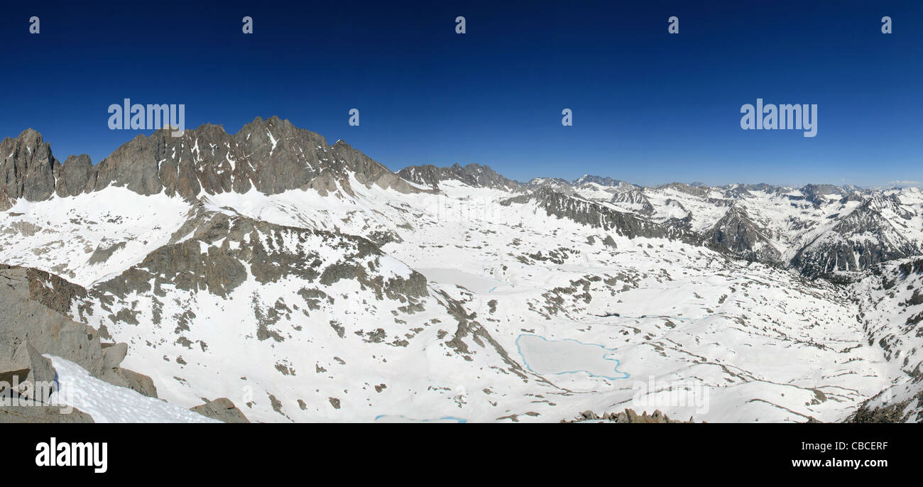 Panorama delle montagne della Sierra Nevada palizzata bacino dal vertice del Columbine picco con un sacco di neve Foto Stock