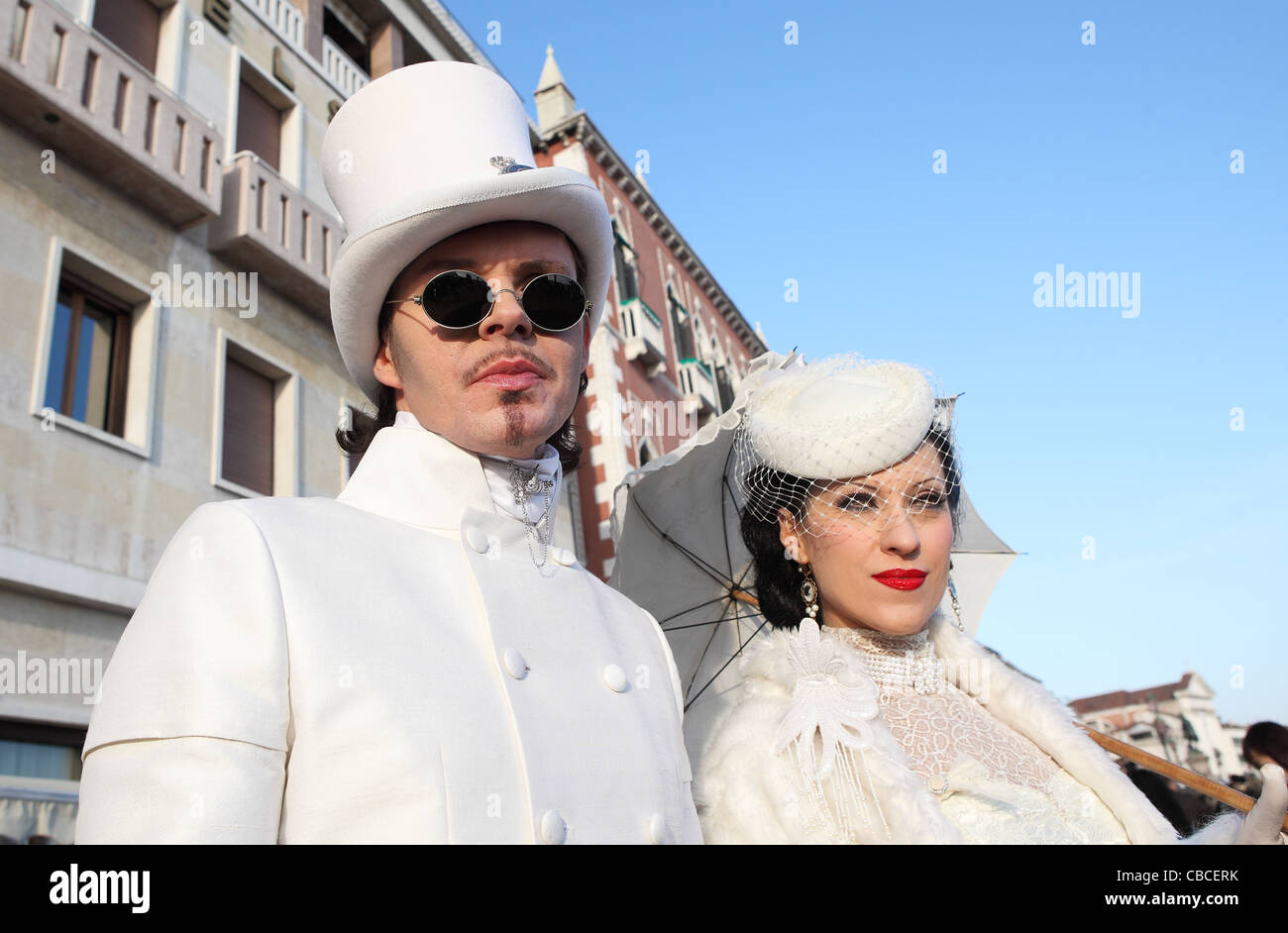 I partecipanti non identificato indossare eleganti costumi d'epoca durante il famoso carnevale veneziano. Foto Stock