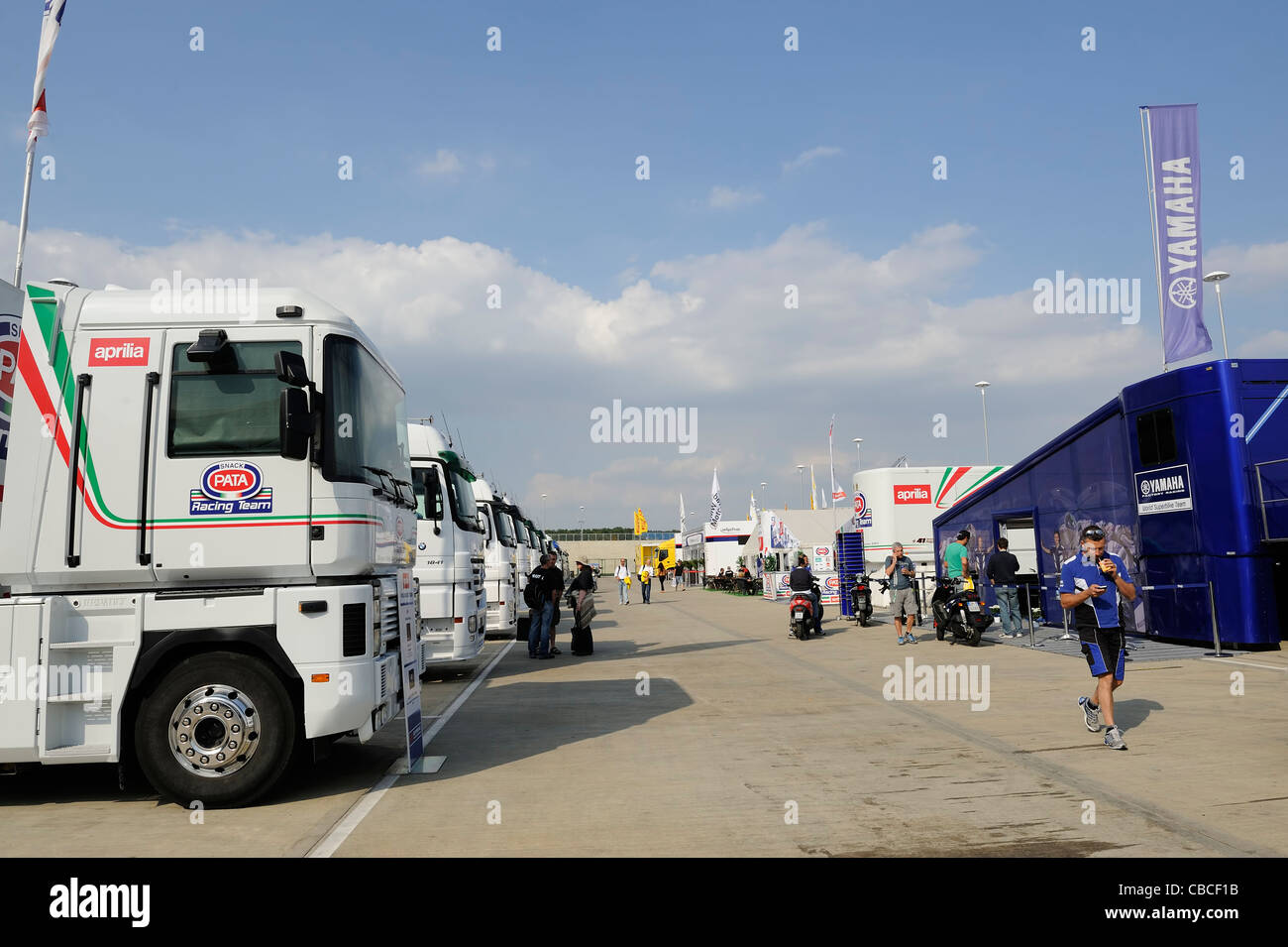 Il mondiale superbike paddock attività, trasportatori e ospitalità Foto Stock