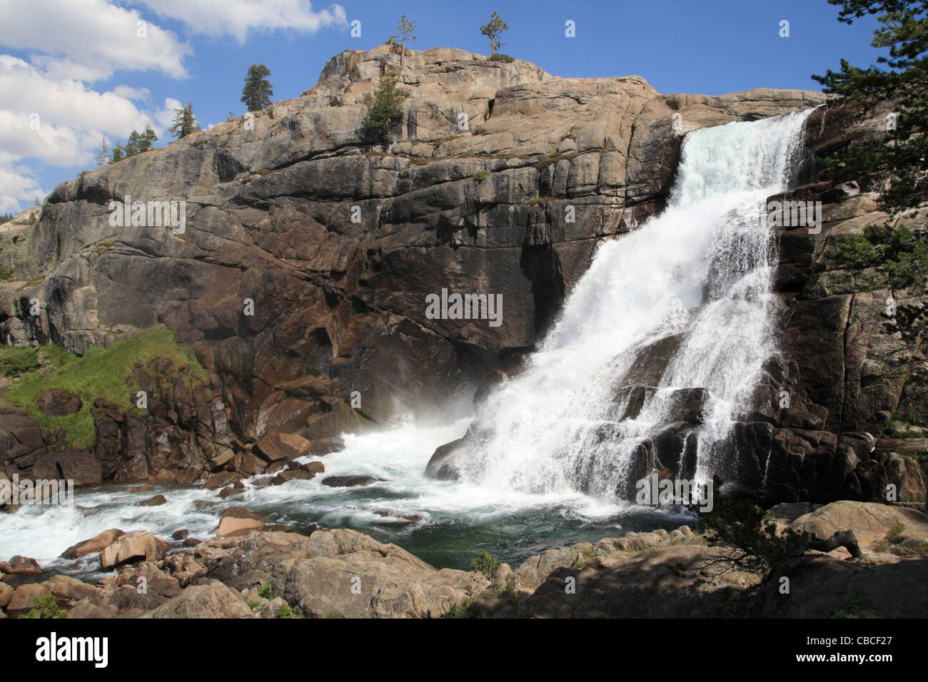 Vista laterale del Tuolumne Falls cascate sul fiume Tuolumne nel Parco Nazionale di Yosemite Foto Stock