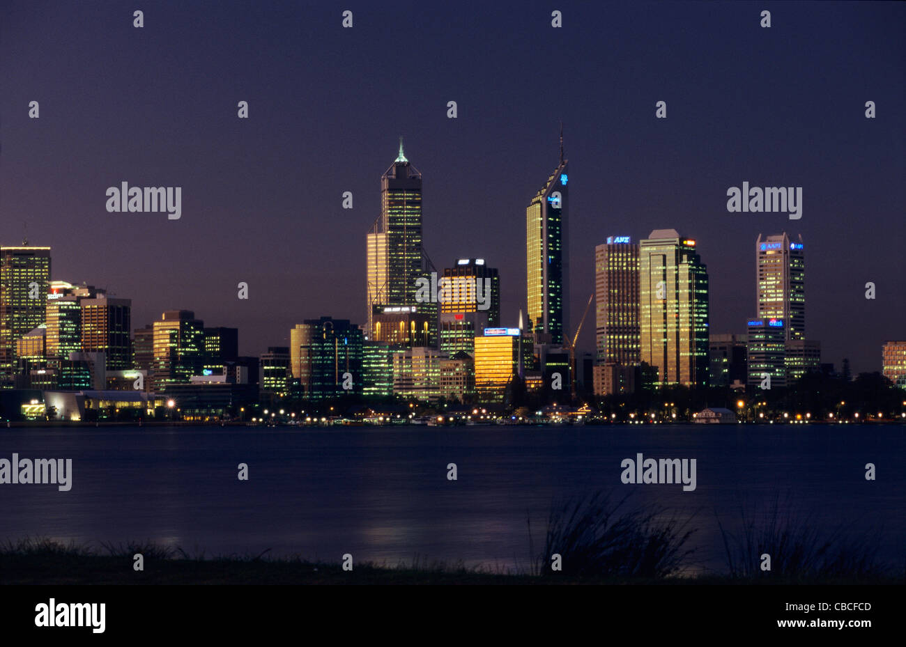 Perth skyline della città sul fiume Swan con Central Business District, visto da Sir James Mitchell Park, Australia occidentale Foto Stock