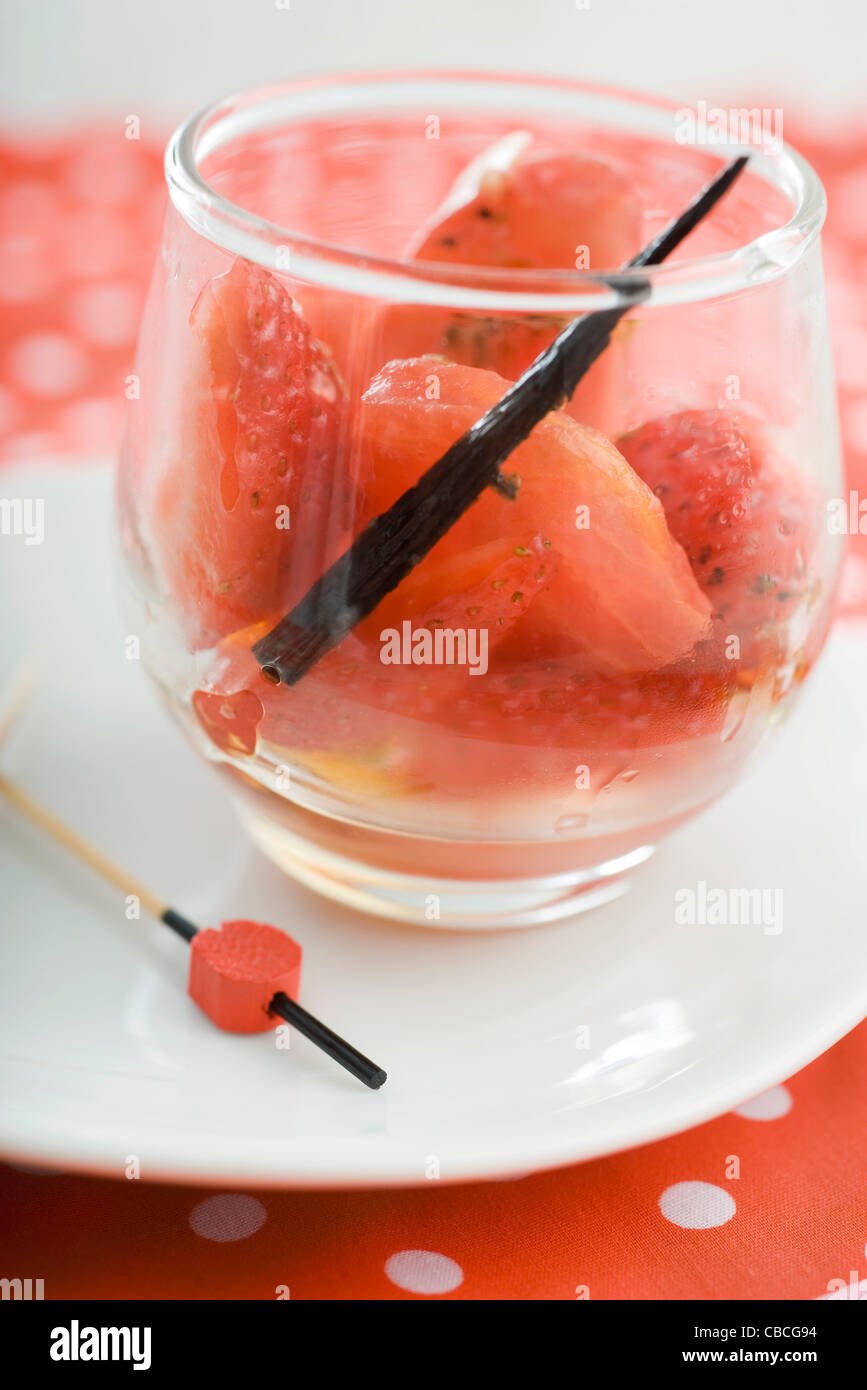 Pomodoro e insalata di fragole con vinaigrette a base di vaniglia Foto Stock