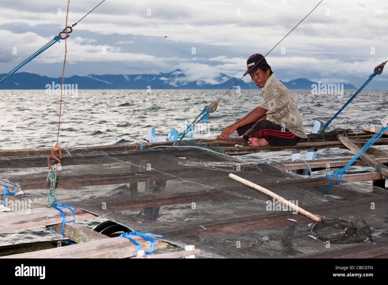 Pescatori residenti sulla piattaforma di pesca chiamato Bagan, Cenderawasih Bay, Papua occidentale, in Indonesia Foto Stock