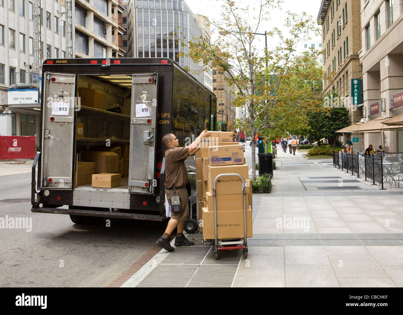 Consegna UPS uomo pacchetti di scarico dal carrello - Washington DC, Stati Uniti d'America Foto Stock