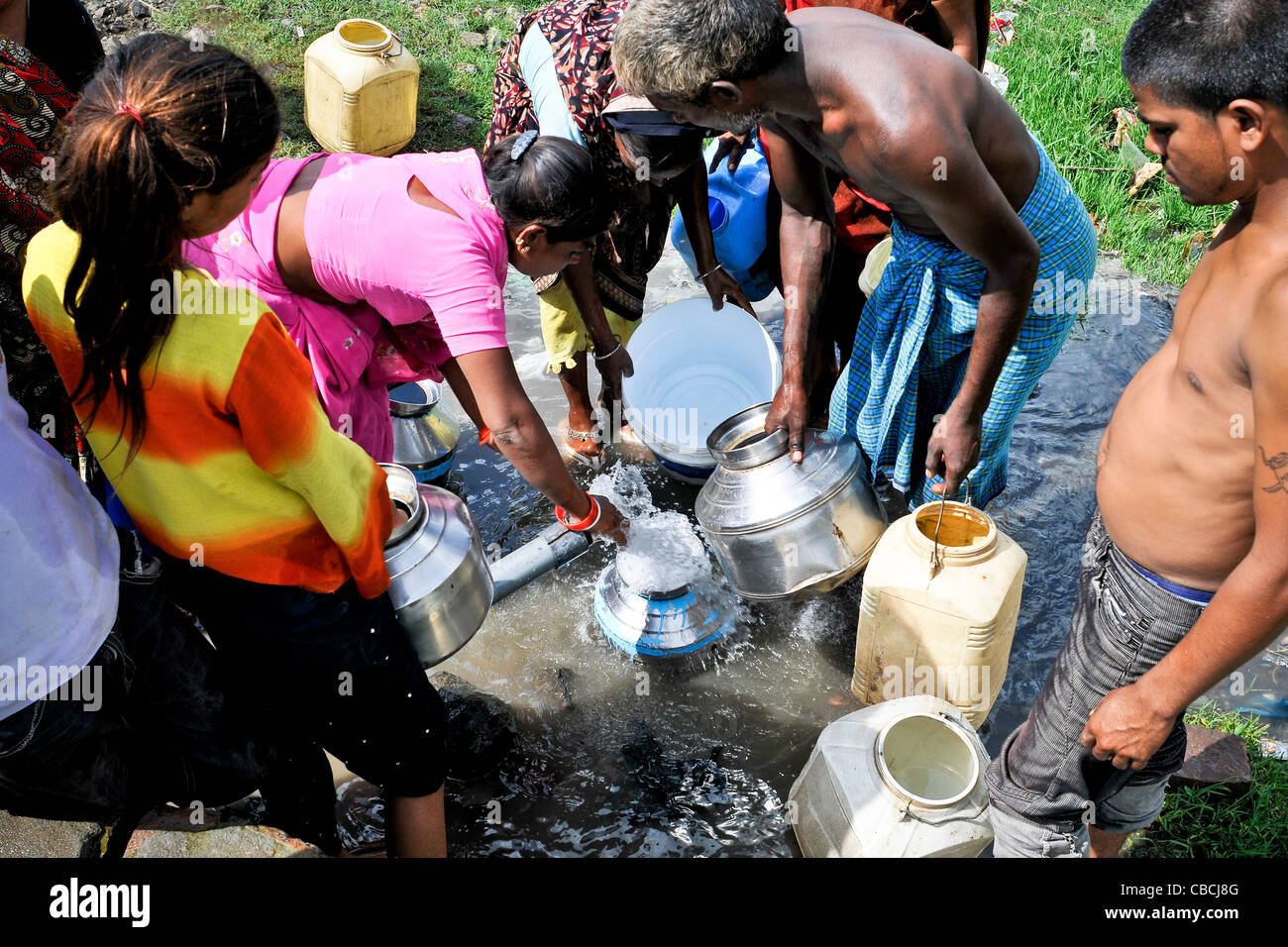 Le donne e i bambini a Bhopal raccogliere acqua da altamente tossico fonti. L'inquinamento è un risultato della Union Carbide disaster Foto Stock
