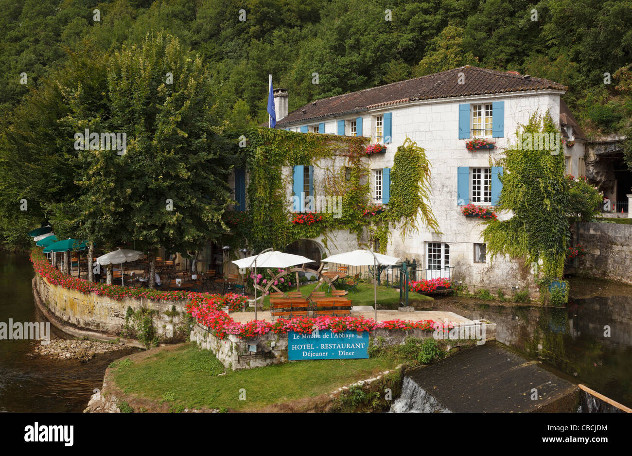 Hotel francese sul fiume Dronne a Brantome, Dordogne, Francia Foto Stock