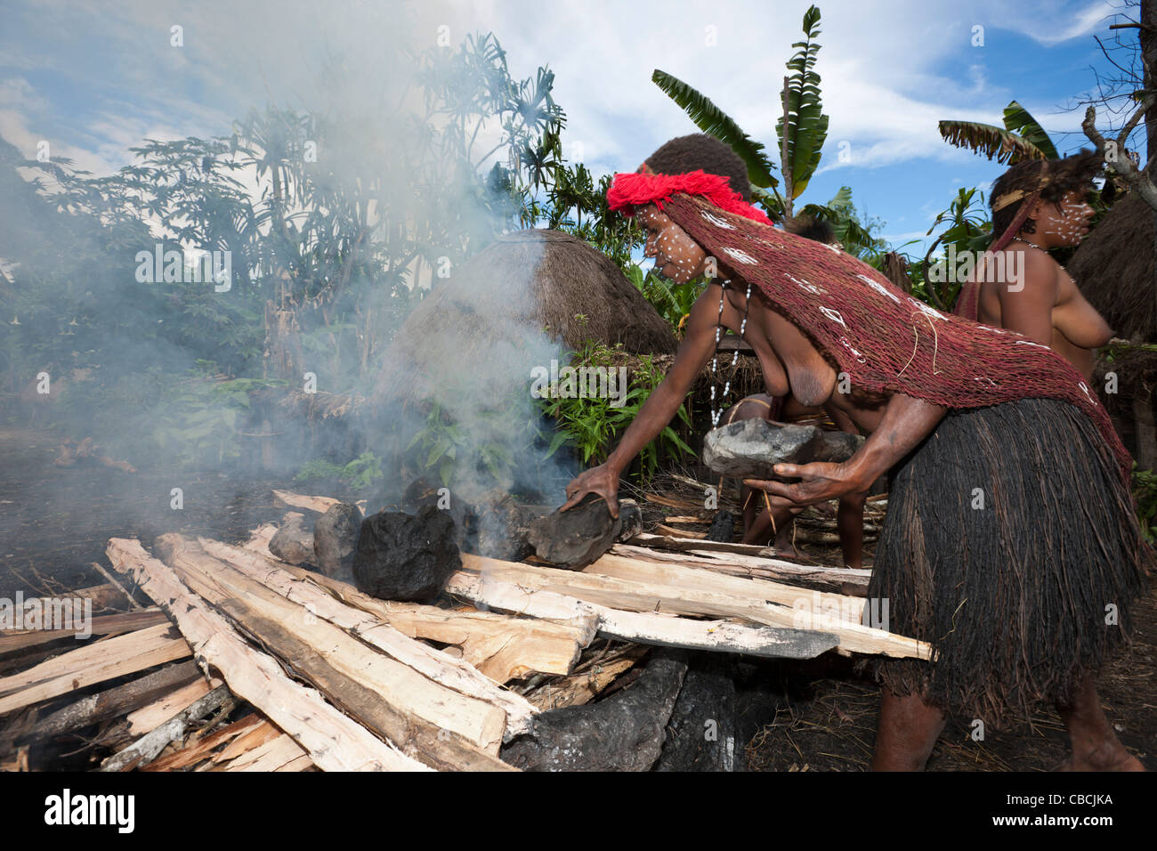 Dani tribù pietre di calore nel fuoco per forno di terra, Il Baliem Valley, Papua occidentale, in Indonesia Foto Stock