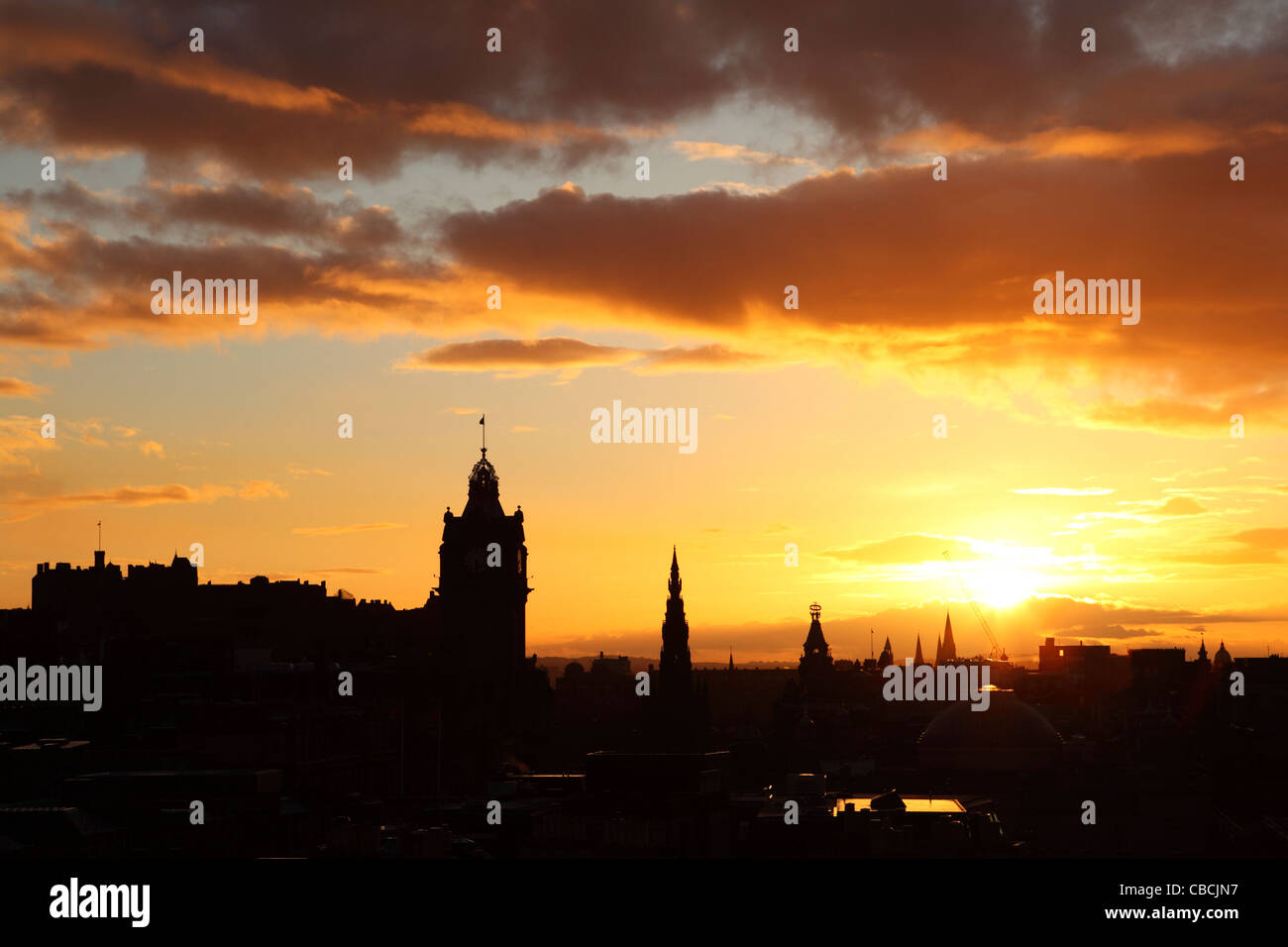 Le torri e le guglie della capitale scozzese visto al tramonto su Edimburgo, Scozia. Foto Stock