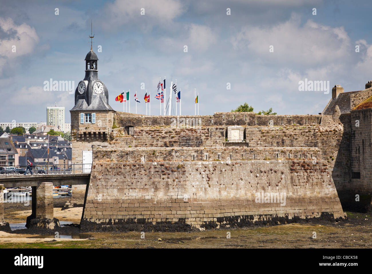 Le Ville in prossimità dei bastioni e la torre dell orologio a Concarneau con ponte nel quartiere vecchio e Finistere, Bretagna Francia Foto Stock