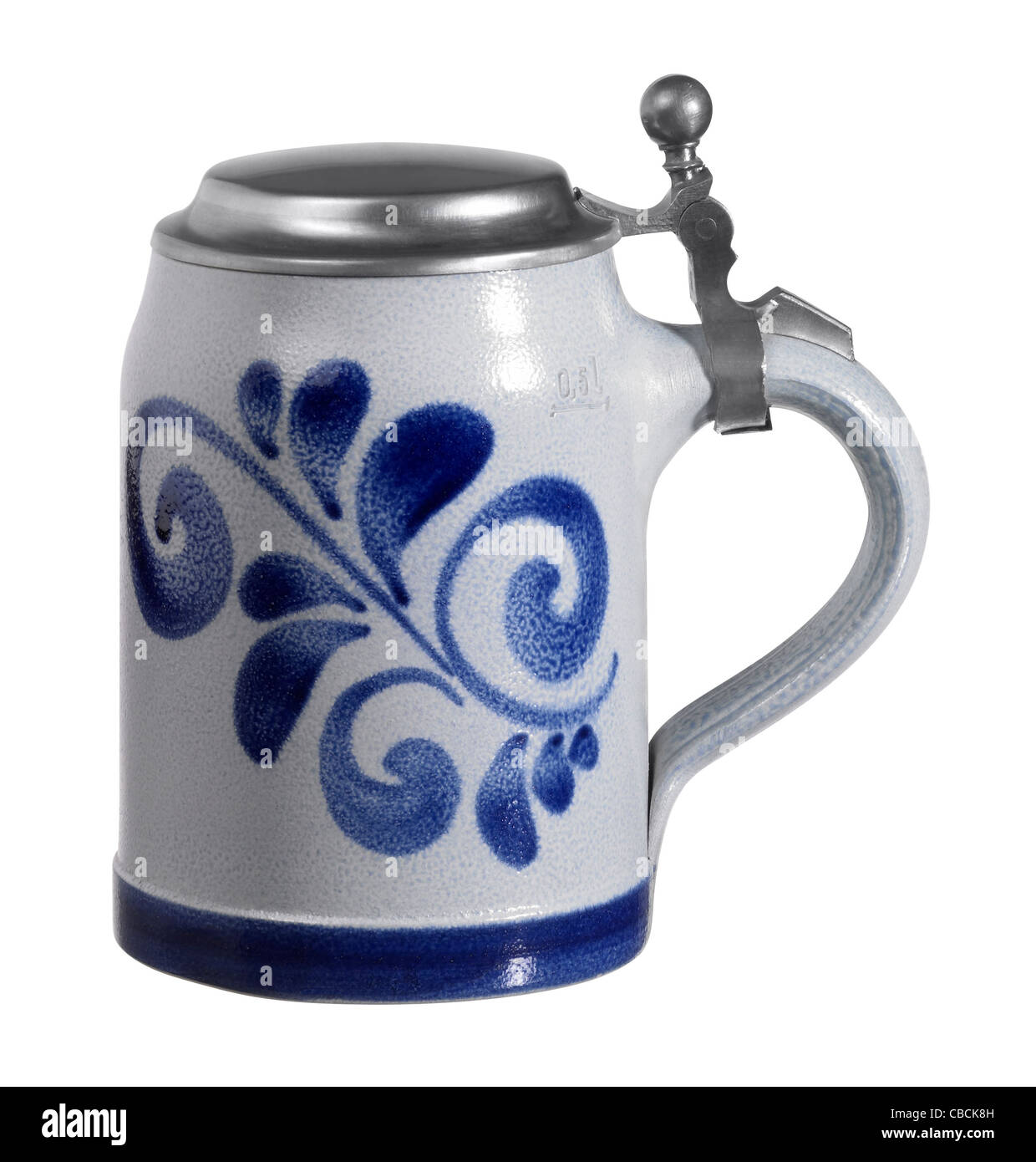Studio fotografico di una ceramica boccale di birra con cappuccio metallico nel retro bianco Foto Stock