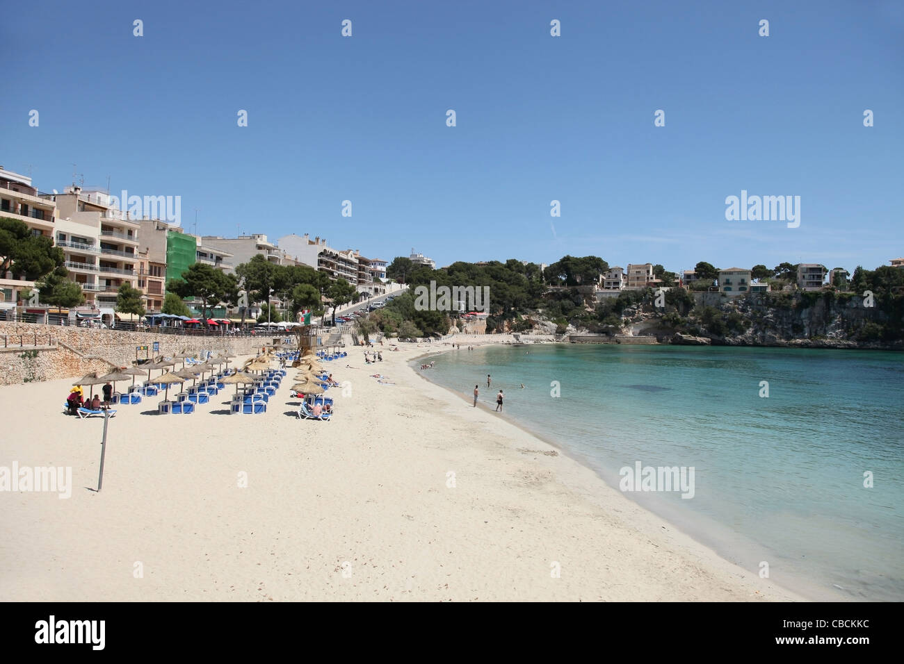 La spiaggia di sabbia a Porto Cristo sull'isola delle Baleari di Mallorca, Spagna Foto Stock