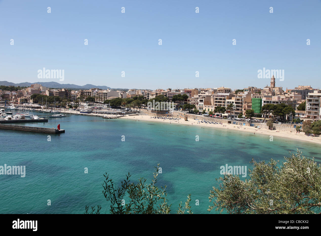 Vista aerea della spiaggia e del litorale di Porto Cristo sull'isola delle Baleari di Mallorca, Spagna Foto Stock