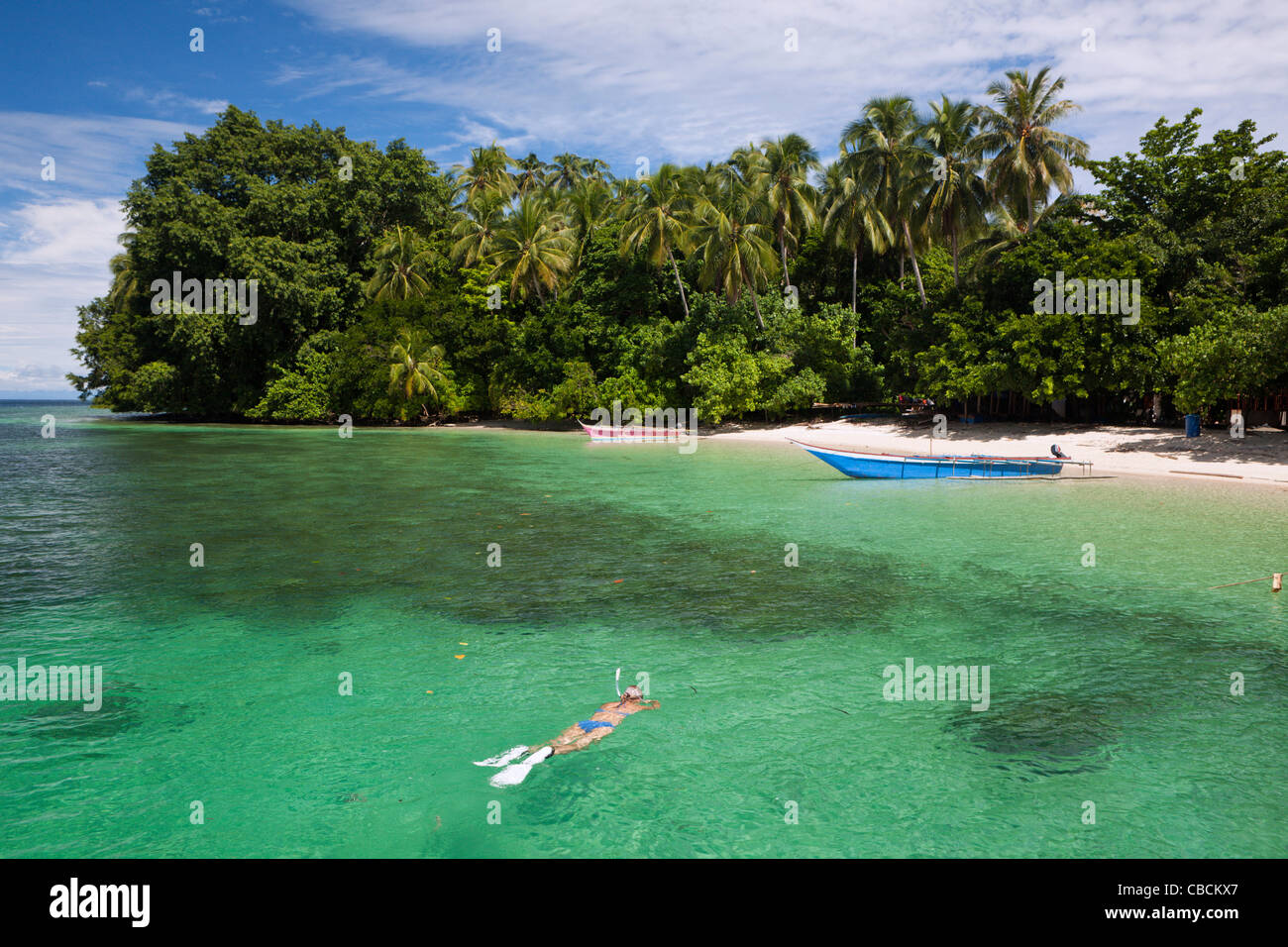Lo snorkeling nella laguna di Ahe Island, Cenderawasih Bay, Papua occidentale, in Indonesia Foto Stock