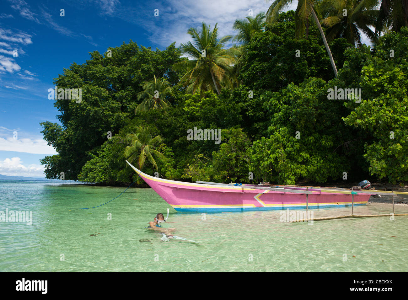 Lo snorkeling nella laguna di Ahe Island, Cenderawasih Bay, Papua occidentale, in Indonesia Foto Stock
