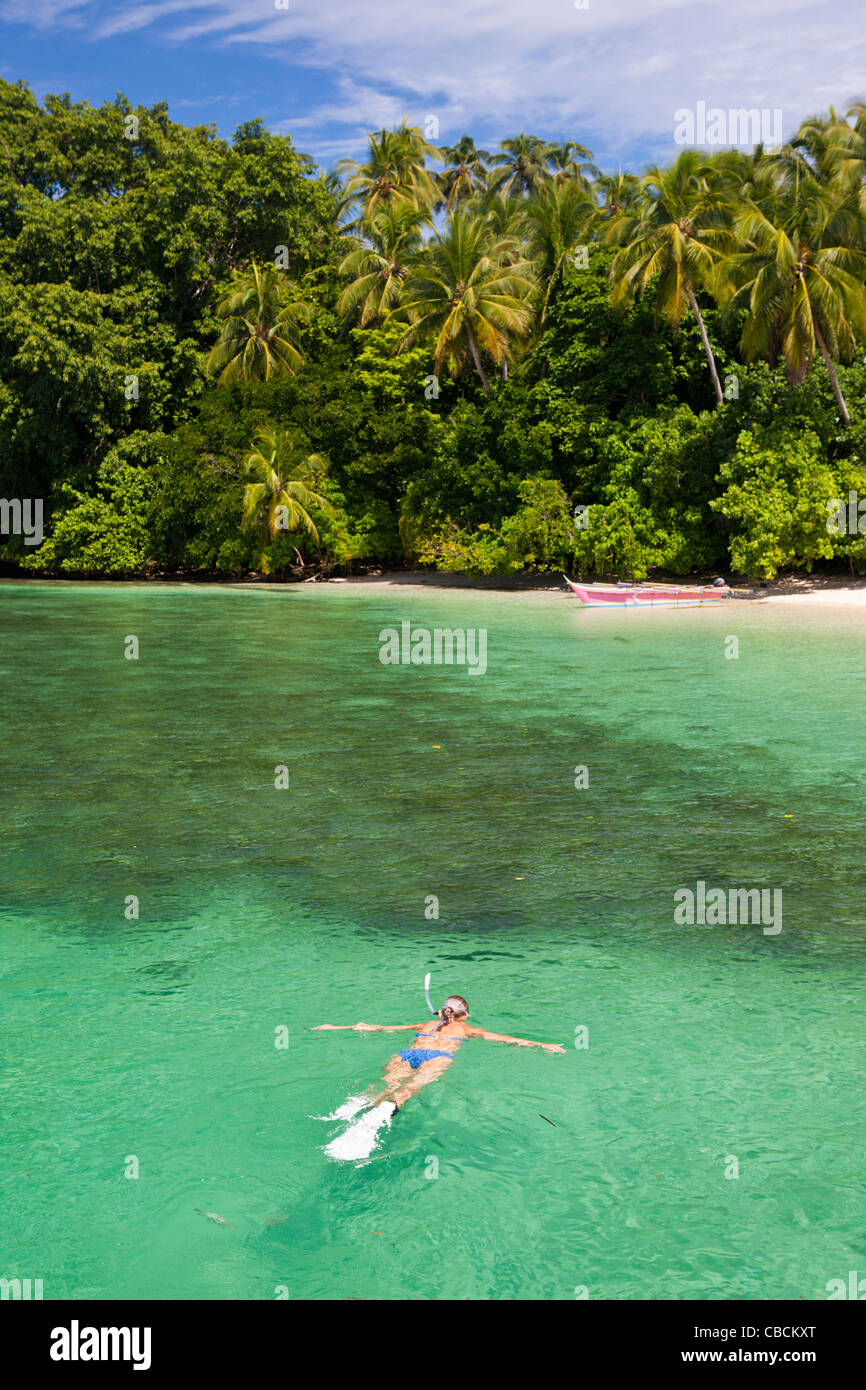 Lo snorkeling nella laguna di Ahe Island, Cenderawasih Bay, Papua occidentale, in Indonesia Foto Stock