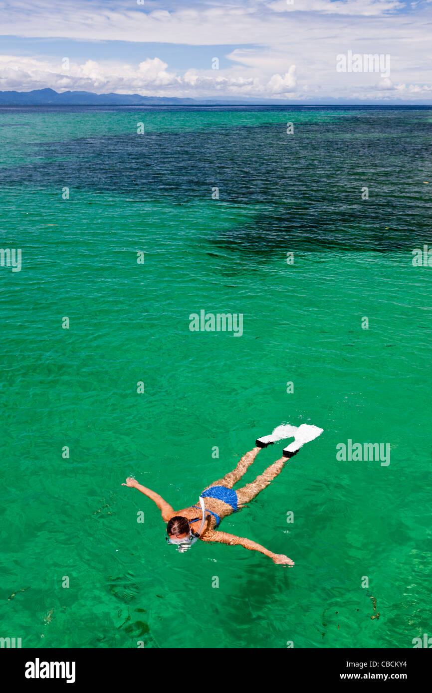 Lo snorkeling nella laguna di Ahe Island, Cenderawasih Bay, Papua occidentale, in Indonesia Foto Stock